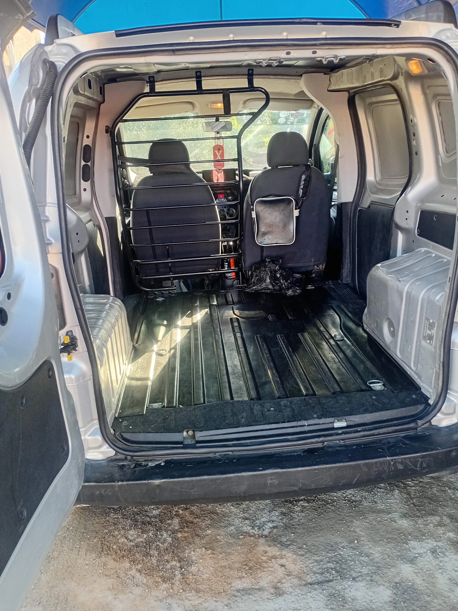 Peugeot bipper 2 places — photo 3